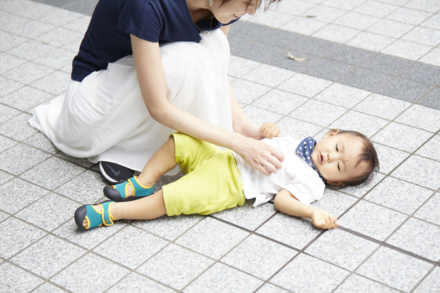突然、地べたに寝そべったまめさん。