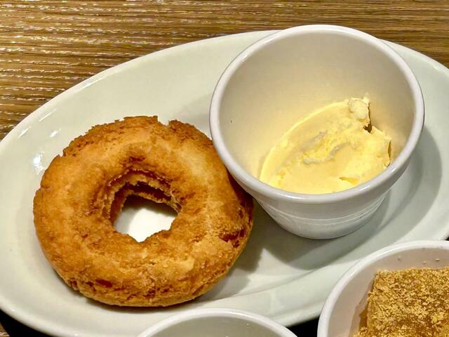 【牛角】炙ってドーナツアイス。いわゆるオールドファッションを炙った後、バニラアイスと一緒に食べる