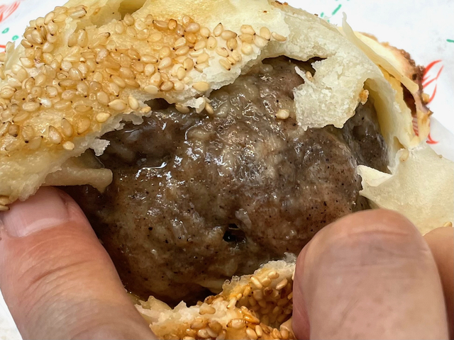 【台湾老劉胡椒餅 吉祥寺店】簡単に割れるだろうと思っていたら無理だった。それもそのはず豚ひき肉ではなく、ブロック肉が入っていた