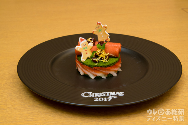 抹茶と柚子のフレジェ　一味唐辛子を効かせた苺ソルベを添えて｜“クリスマス・ファンタジー”ゆうがお 10,000円｜ディズニーアンバサダーホテル「花 Hana」