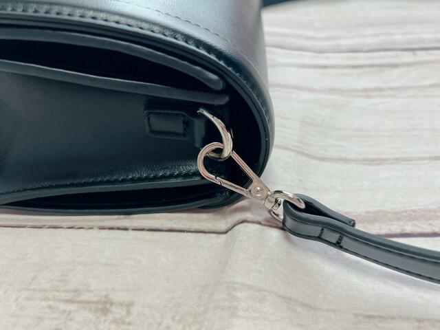 サイドの金具でショルダーストラップの取り外しが可能