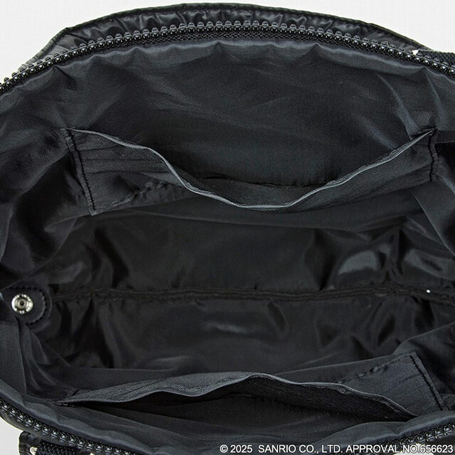 【『HELLO KITTY リボンな3wayキルティングBAG BOOK おしゃれBLACK』(宝島社)】お出かけの必需品がたっぷり入るサイズ