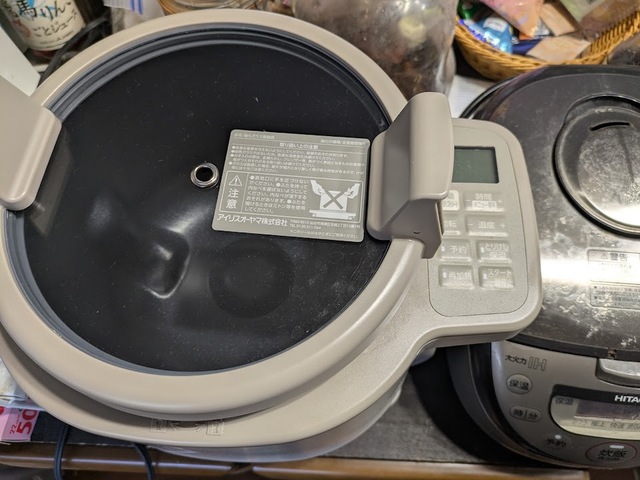 【アイリスオーヤマ 自動かくはん式調理機 CHEF DRUM（DAC-IB2-C）】寸法は（約）幅37×奥行27.9×高さ34.3cm。5.5合炊きの炊飯器と同じくらいか、やや大きめといった印象です