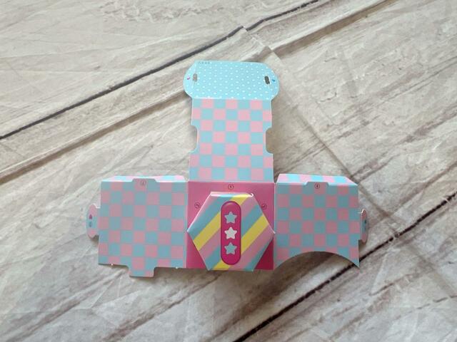 【最新付録 ちいかわガシャポン】まずハンドルをバケットに差し込みます