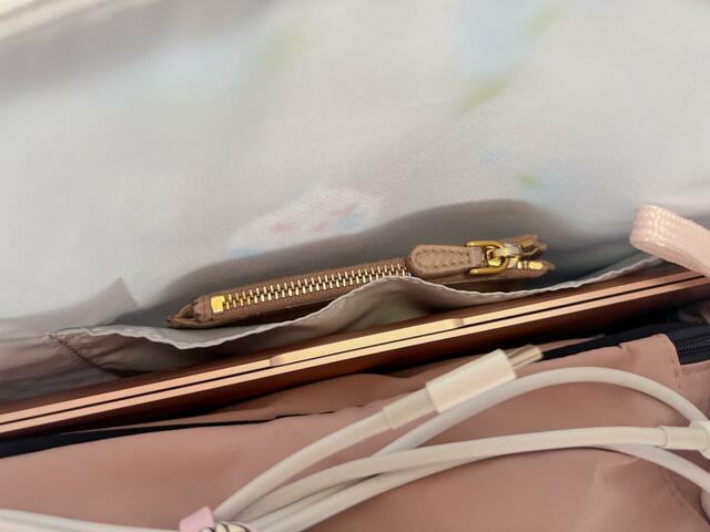 内側のポケットにはミニ財布をイン