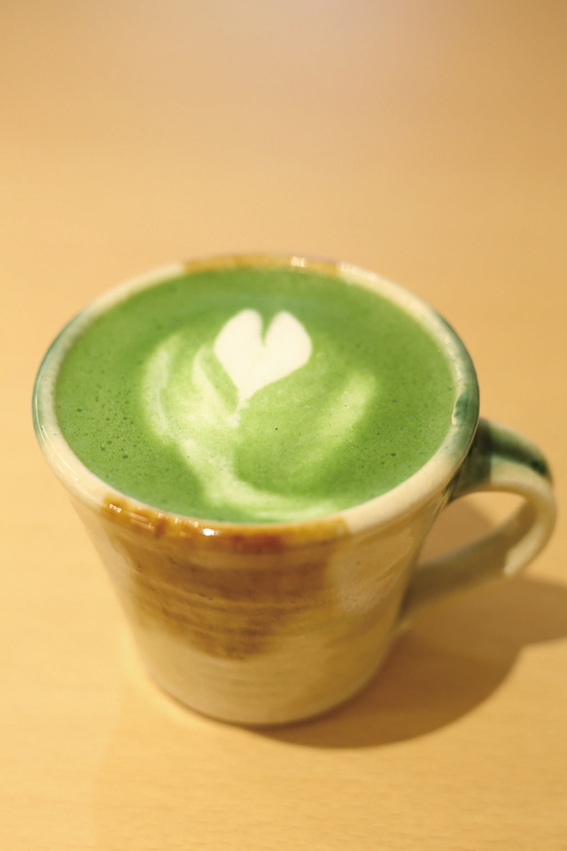 ドリンクに＋480円でセットにできる抹茶ティラミス。薄茶用の抹茶を入れる茶器「なつめ」に抹茶入りマスカルポーネと抹茶を染み込ませたスポンジの層がふんわりしっとり重なっている。写真は茶々助ラテ650円とのセット｜茶々助