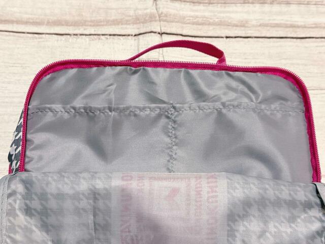 フロント収納はマチなしのスリム設計。区切りポケットつきで便利