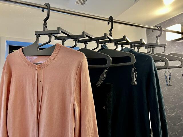 【カインズ 幅が変えられる取込みやすい7連インテリアハンガー】フックが3本ついているから洗濯バサミが斜めにならない