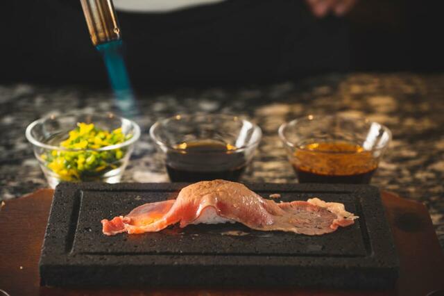 「炙り牛寿司」＜期間：2026年3月10日〜7月6日＞【【沖縄】進化した“至福の海老づくしビュッフェ”！「ヒルトン沖縄北谷リゾート」の大人気ビュッフェが3年連続で開催されます！】