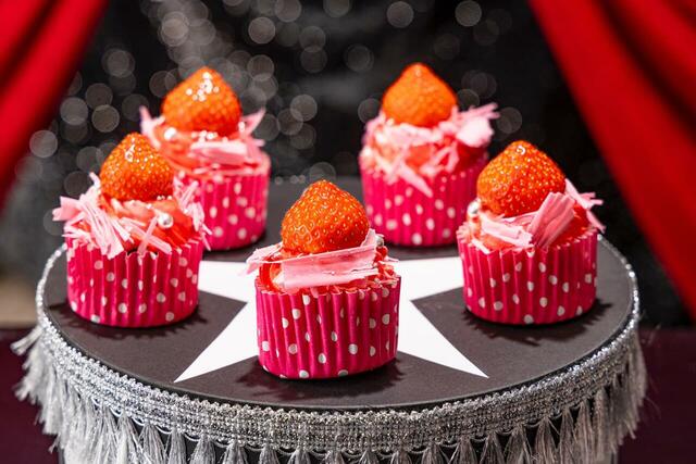 「ストロベリーカップケーキ」<期間:2026年1月9日~3月8日>【【ヒルトン名古屋】ホテルメイドのストロベリースイーツが並ぶ♪甘美な“ストロベリースイーツビュッフェ”開催!】