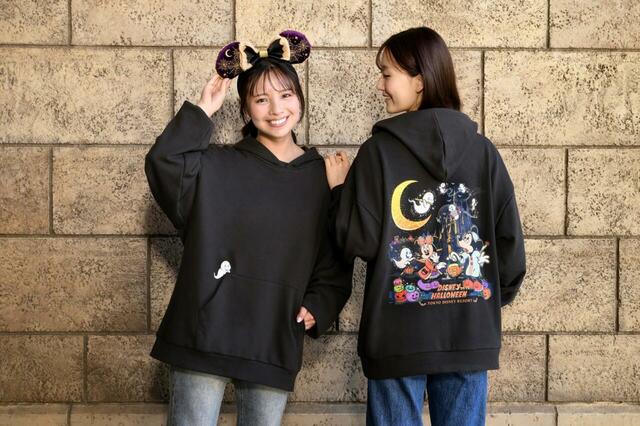 妖しげなパークへ足を踏み入れてしまったディズニーの仲間たちを描いたグッズ|東京ディズニーリゾート「ディズニー・ハロウィーン」|販売店舗:東京ディズニーランド「ディズニー&カンパニー」、東京ディズニーシー「エンポーリオ」|発売日:2026年9月15日(火)