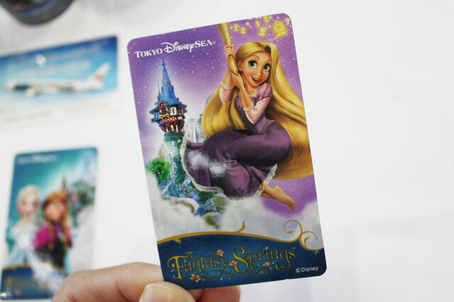 「搭乗証明ステッカー」は登場記念プレゼントとして配布されるもの。なんて豪華！デザインは3種類【JAL Fantastic Journey Express】