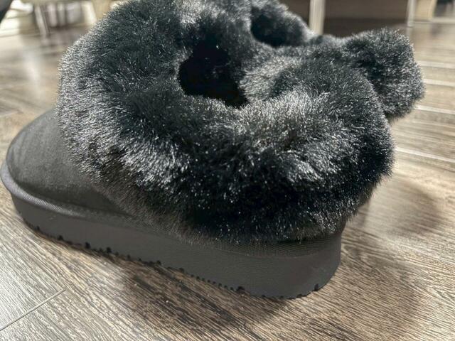 【GU フェイクムートンスリッパ】ソールは約3cm。フェイクファーと合わせて足元を印象づけてくれます