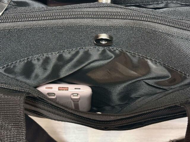 メイン収納のフロントのスナップボタン付きポケットにはモバイルバッテリーを収納