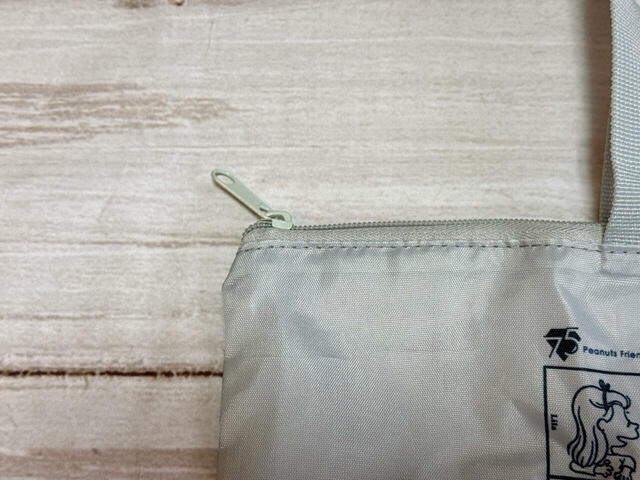 開口部はファスナータイプなので、荷物が飛び出したり落ちたりしにくいのも安心ポイント！