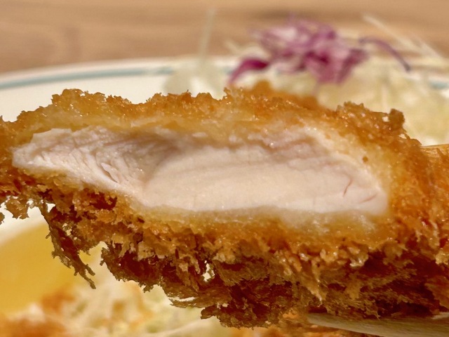 【矢澤チキン】フィレのチキンカツ。まずはそのまま食べるべし。齧った瞬間、新しい天体を発見できるはず