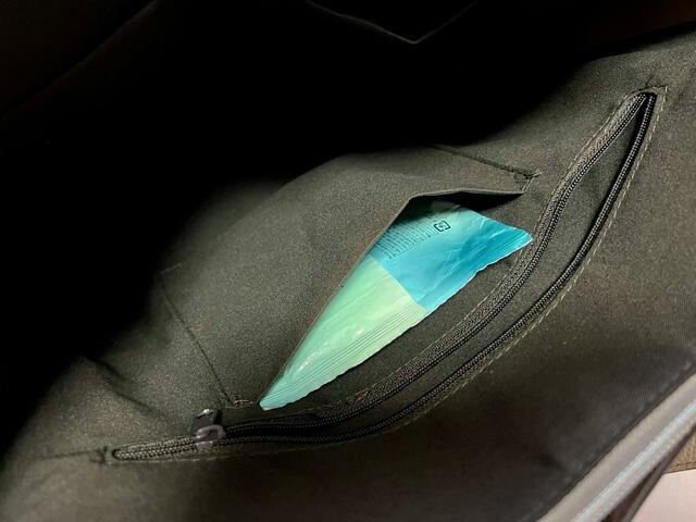 【ファッションセンターしまむら】ファスナー付きポケットの上にさらにポケットが!汗拭きシートを入れてみました