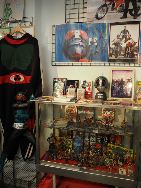 仮面ライダーのグッズや資料が盛りだくさん。月替わりで展示が変わる。3月は「70年代超合金」
