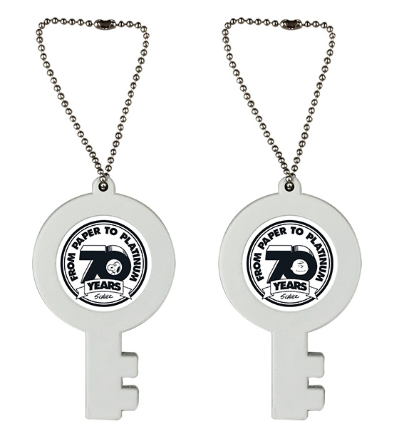 チケットを購入するともらえる鍵型キーホルダー