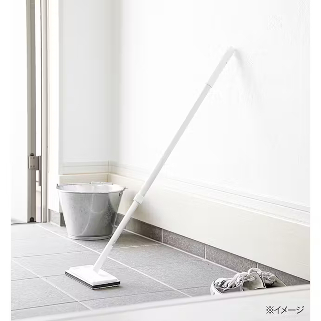 「玄関タイルの汚れを落とすブラッシングスポンジ伸縮柄」1,480円（税込）