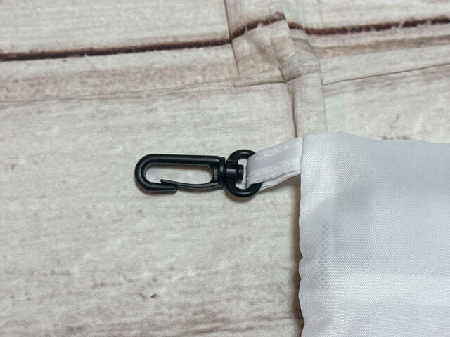 収納袋のクリップを本体のDカンに取り付ければ、紛失を防げますね♪