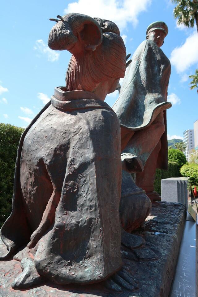 熱海サンビーチ海岸沿いにある小説「金色夜叉」貫一・お宮の像