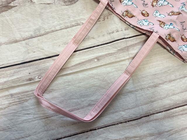 持ち手は長めなので肩がけもラクラクできる長さ！