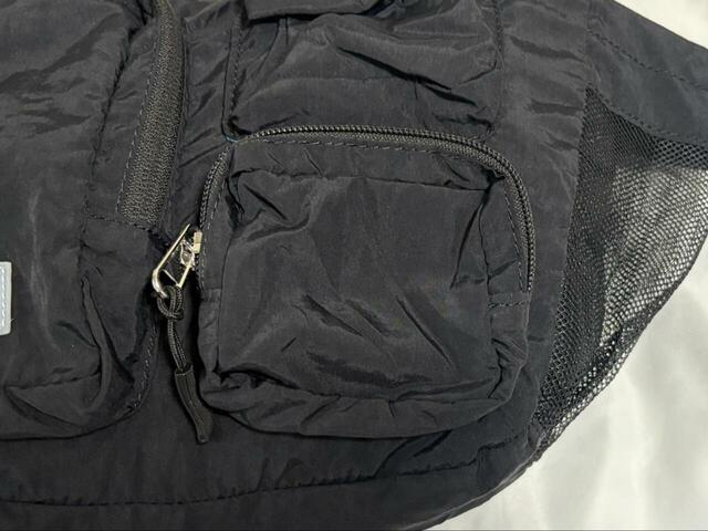 【niko and ... オリジナルライトパッカブルマルチショルダーバッグ】小さめのファスナー付きポケットも。ちょっとした小物の収納に便利♪