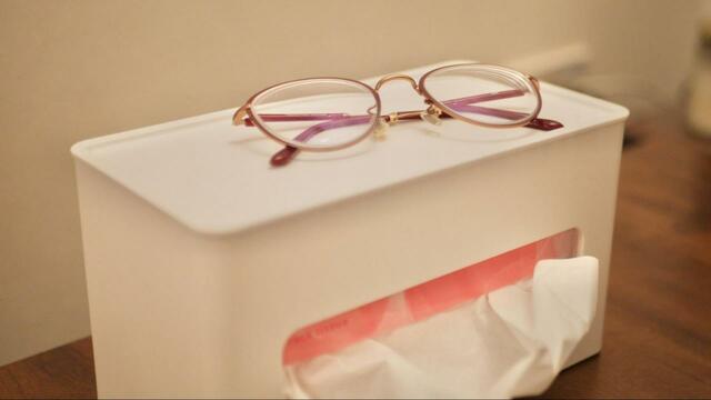 【山崎実業　ティッシュ＆ウェットシートケース】蓋はトレー状になっているので小物を置くこともできます