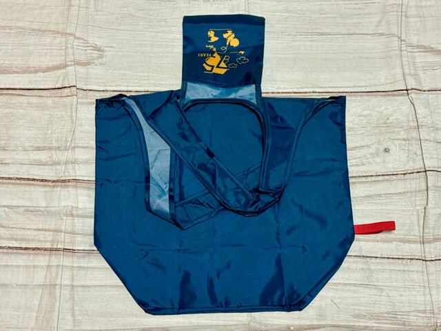 【レタスクラブ2025年12月増刊号付録 SNOOPY でかエコバッグ】もうひとつのたたみ方も紹介。ポケットを上に出し、持ち手を折りたたんで…⇒