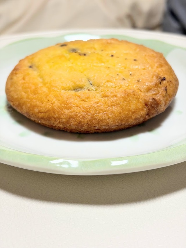 【セブン-イレブン　お店で焼いたメロンパンみたいなチョコクッキー 】横から見てもしっかりとした厚みがあり、食べ応えのある商品です