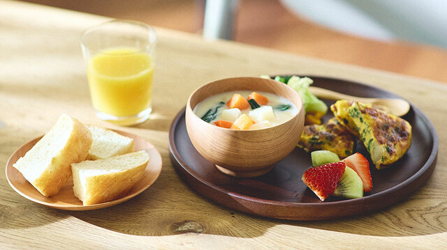 【DEAN & DELUCA ベビーシリーズ】天然木お食事ギフト(欅・胡桃・桜・楓)/それぞれ異なる木材を使用。色合いや木目の違いを楽しめます