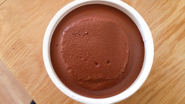 ビターチョコのほんのり苦味がクセになるOKストアのビターチョコアイス