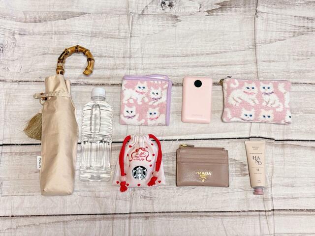 これだけの荷物が収納可能！バッグの中身も見えてもおしゃれなアイテムで揃えるのがおすすめ♪
