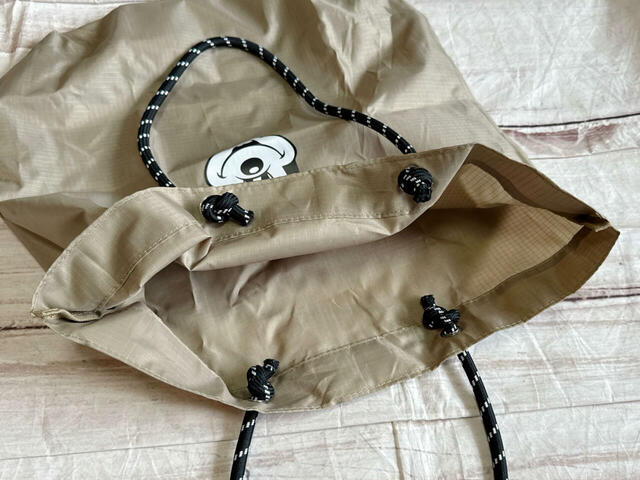 内側はポケットなどはないシンプルな作り