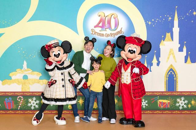 アトラクションもショーもキャラクターグリーティングも楽しむ2DAYS ディズニーの仲間たちとの記念撮影イメージ｜東京ディズニーリゾート・バケーションパッケージ｜スペシャルイベント「ディズニー・クリスマス」｜東京ディズニーリゾート40周年“ドリームゴーラウンド”