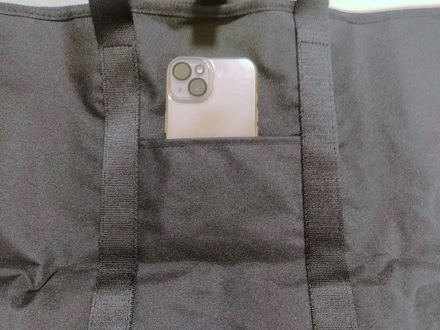 中央には、携帯が入るミニポケット付き