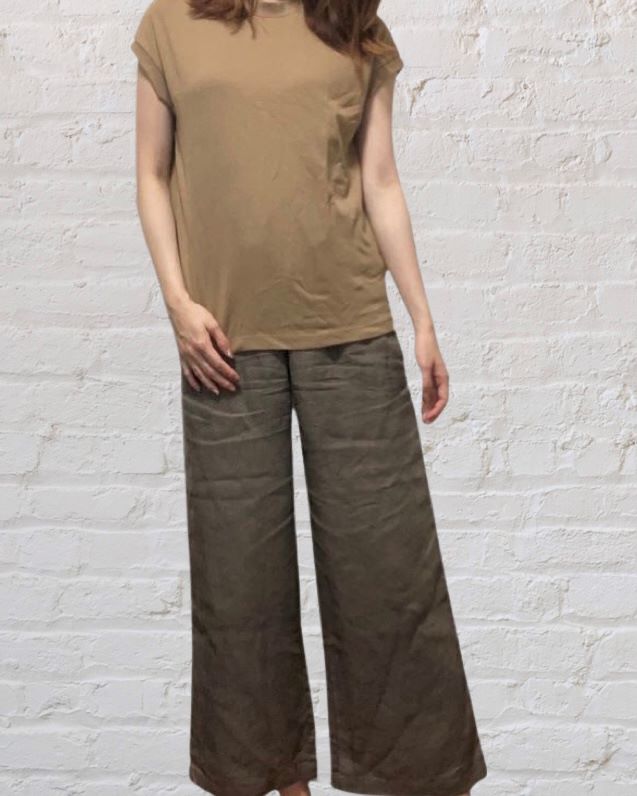 【無印良品 フレンチリネンストレートパンツ】ワントーンコーデが今っぽく大人っぽい