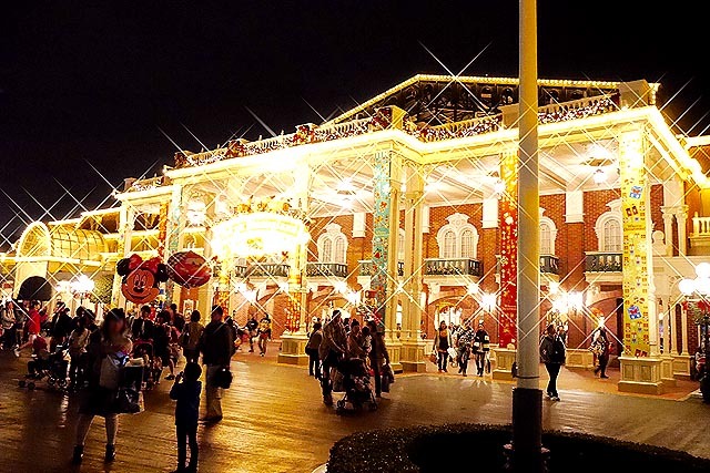 大小様々な光で溢れているエントランス。やはりここは欠かせない? ©Disney