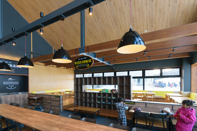 「カフェ＆レストラン スノーマン」にはキッズスペースがある｜かぐらスキー場