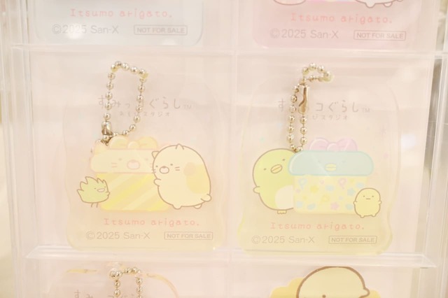 【すみっコぐらしあそびスタジオ「オリジナルアクリルキーホルダー」】ねこ、ぺんぎんがデザインされたキーホルダー