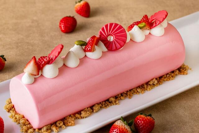 「苺とピスタチオのムース」＜期間：2026年1月7日～4月30日＞【“断面美”ミルフィーユやフレジエが登場！苺がきらめく「横浜ベイシェラトンのナイトスイーツブッフェ」】