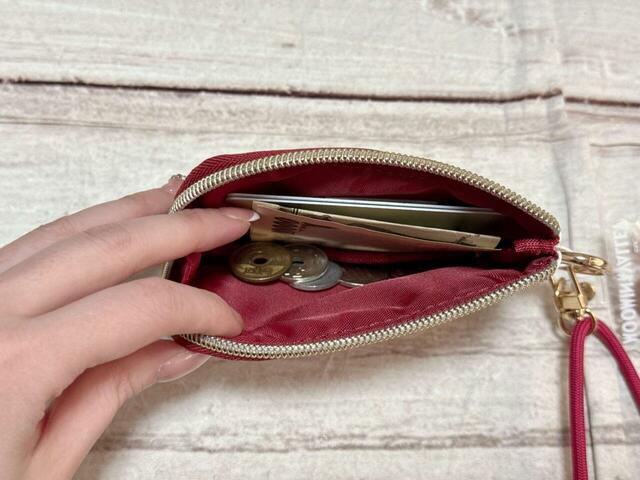 三つ折りにした紙幣やカードが収納できるので、ミニ財布的に使えます