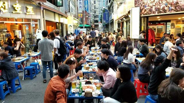 ２０１８年春の乙支路３街ビアホール街。女性客が増えたことが如実にわかる