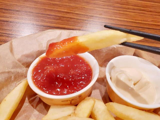 しゃばしゃばなので、ディップというより浸す感じになる【びっくりドンキーのフライドポテト】