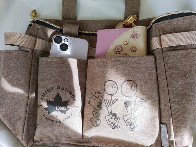 長財布、携帯電話もちょうど入る大きさ