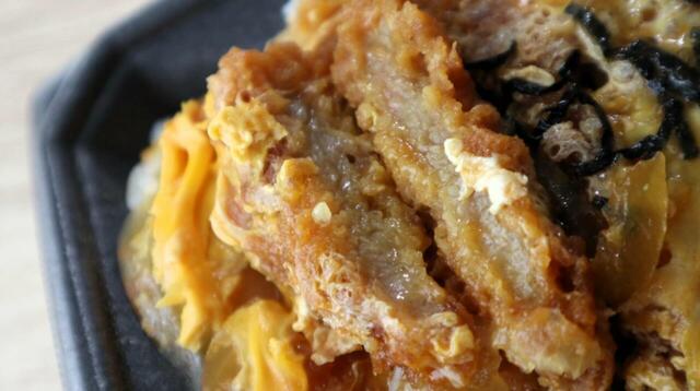 【トライアル 三元豚のロースかつ重】ロースかつは、ごろりと5切れ入っていました