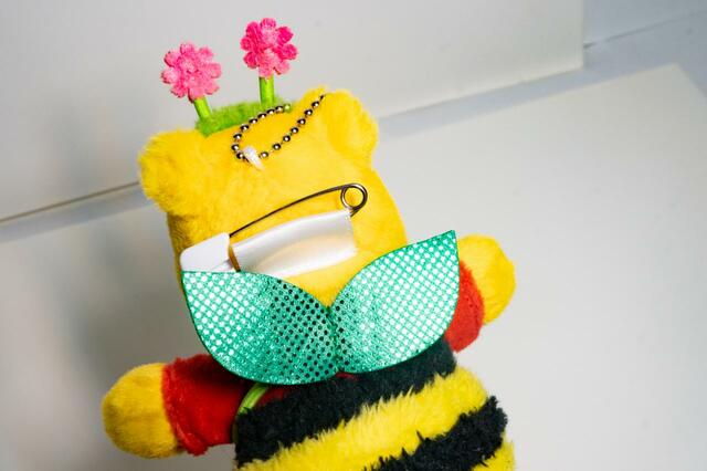 ぬいぐるみバッジ 1,800円｜サイズ：高さ約15cm｜東京ディズニーリゾート「ディズニー・ハロウィーン」2022スペシャルグッズ｜販売店舗：東京ディズニーランド「ディズニー＆カンパニー」、東京ディズニーシー「エンポーリオ」