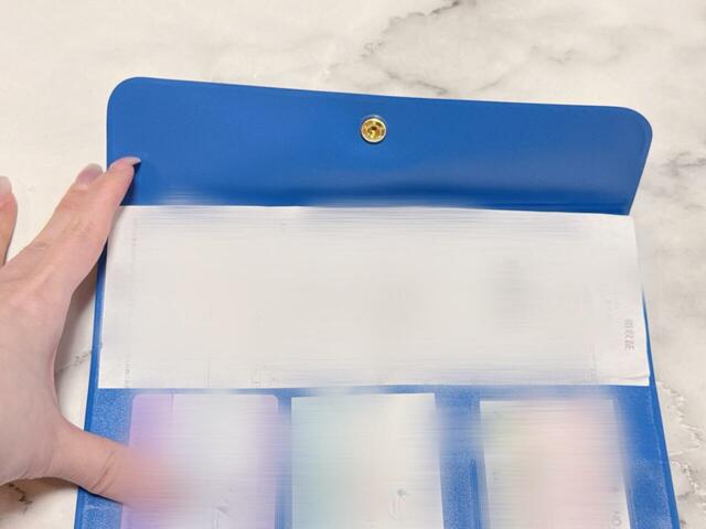 【フラットケース（ちいかわ）】上部の差し込みポケットにはA5サイズの領収書を収納