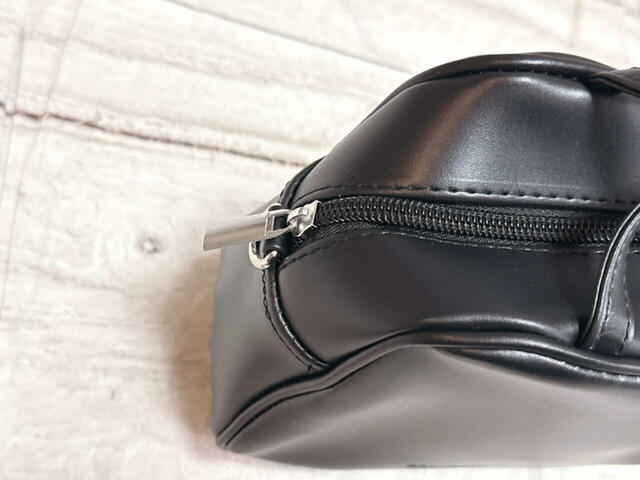 開口部はファスナー仕様で安心感あり